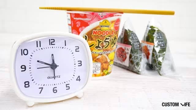 寝る前のカップ麺とおにぎり