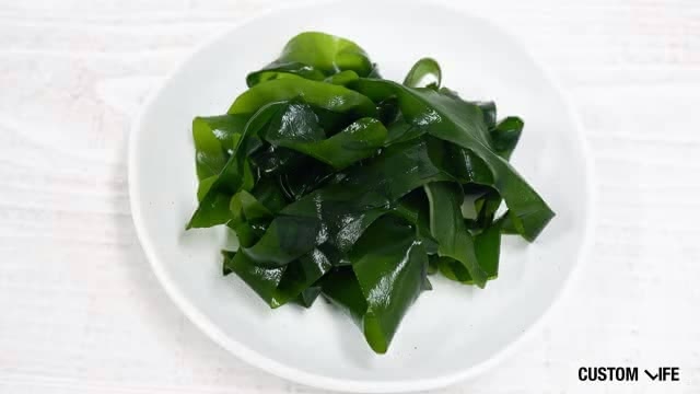 皿に乗ったワカメ