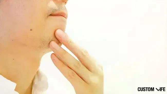 あごを触っている男性の画像