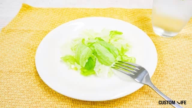 レタスと水だけの食事