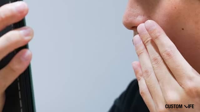 毛穴を鏡でチェックする男性