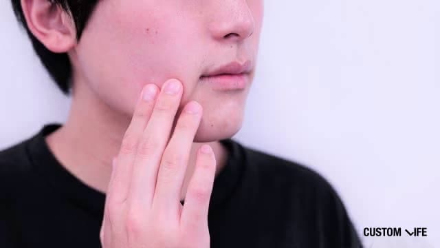 ヒゲを気にする男性のイメージ