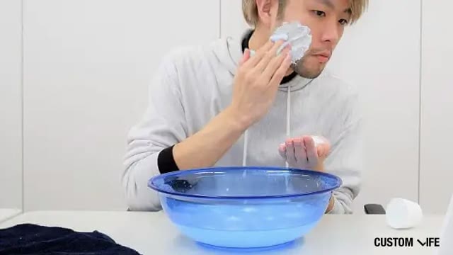 シェービング剤をつける男性