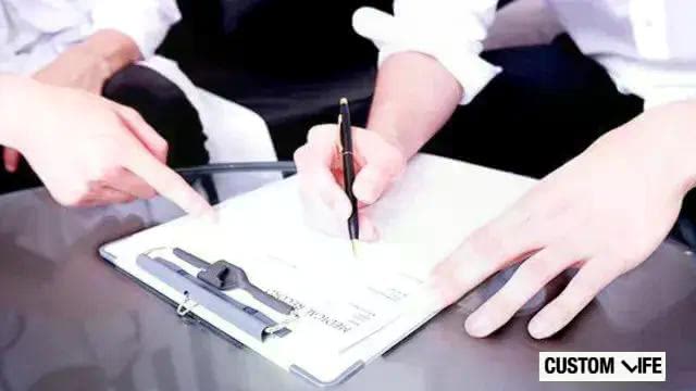 クリニックでVIO脱毛よ全身脱毛プランを契約する男性