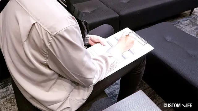 カウンセリングシートを記入している様子
