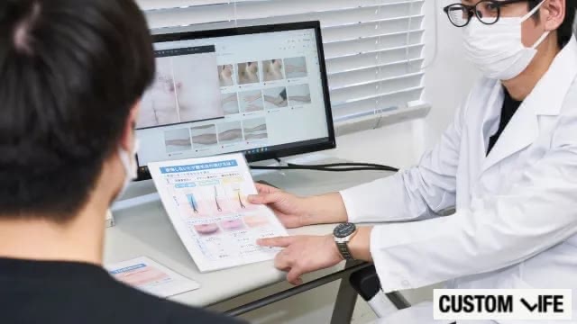 医師から脱毛について説明を受ける患者
