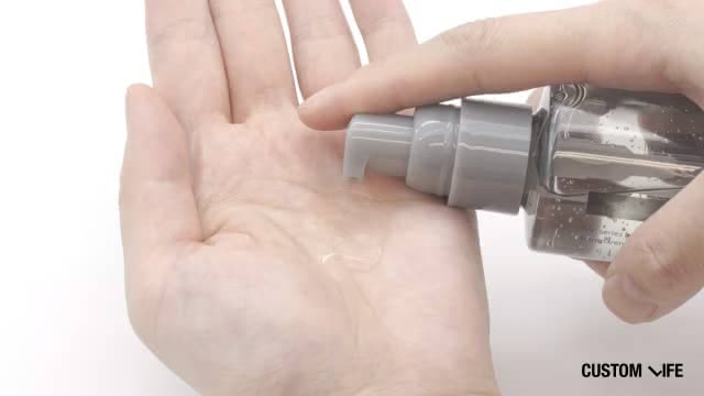 エッセンスローションの中身を検証する編集部員