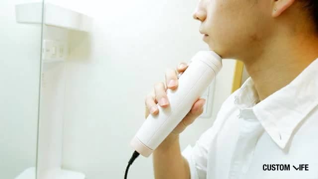 家庭用光美容器を使う男性のイメージ