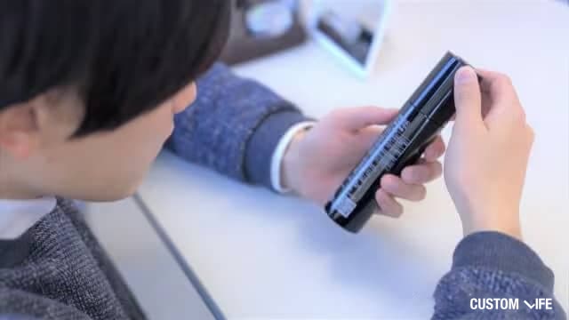 リデンシル配合の育毛剤を見ている男性