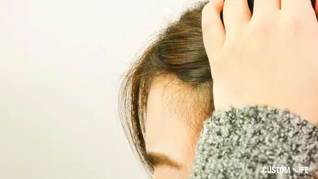 産後の抜け毛を気にする女性