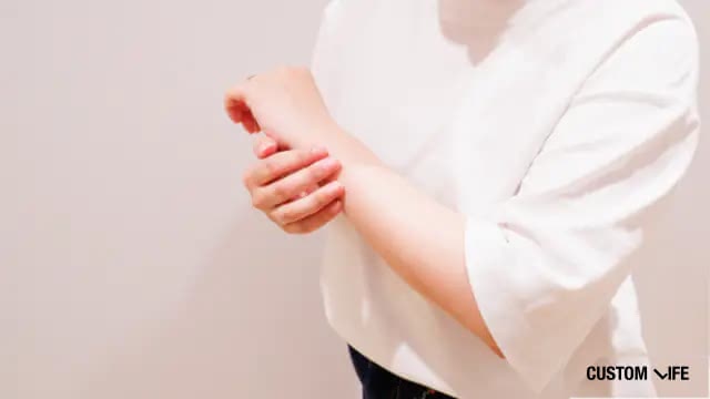 肌の様子をうかがう女性