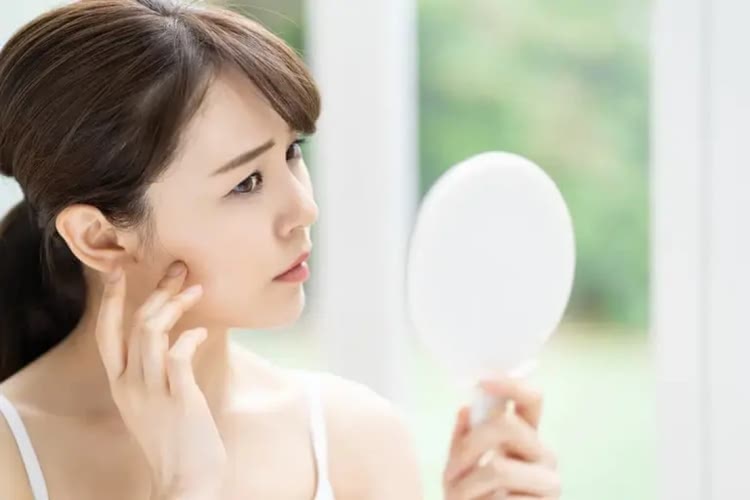 生理前に肌荒れする原因と対策|ニキビを予防するスキンケア&食事を全解説