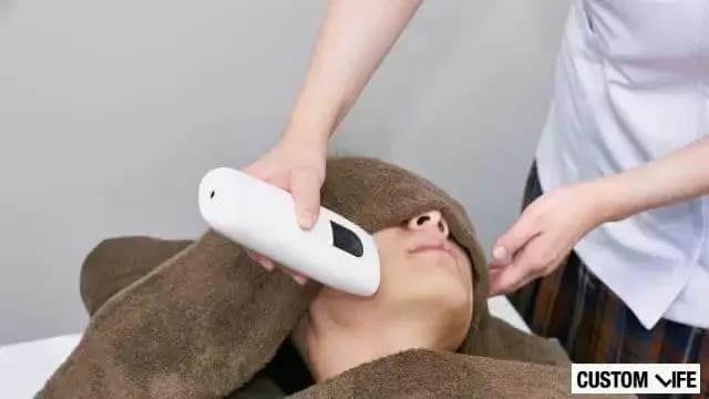女性スタッフのヒゲ脱毛の施術を受ける男性