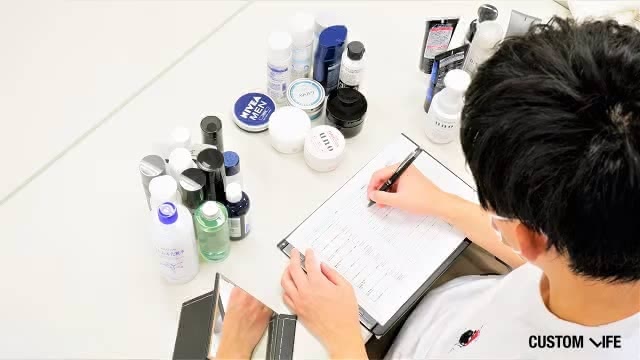 メンズスキンケア用品を試す編集部員