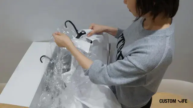 荷物を取り出している女性のイメージ画像