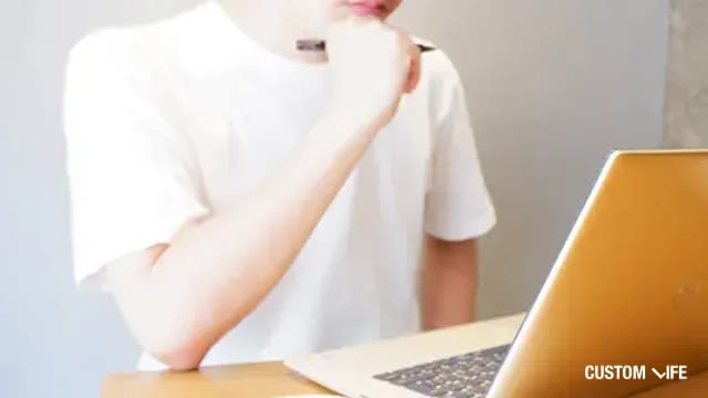 クリニック情報を調べる男性