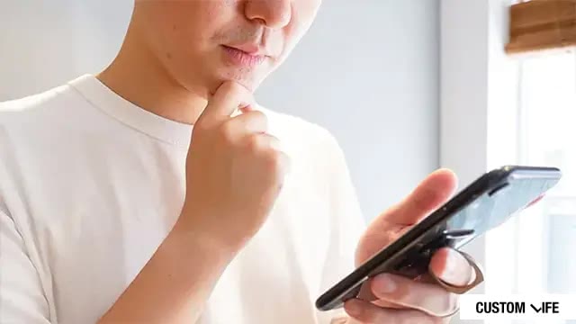 悩んでいる男性のイメージ画像