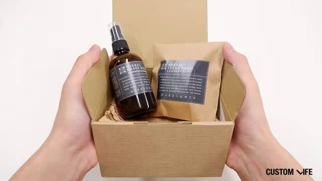 プレゼントを受け取る男性
