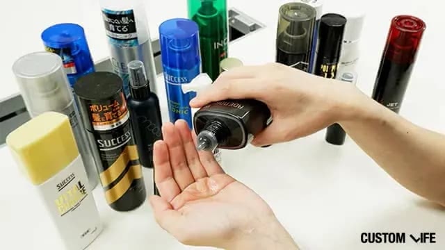 育毛剤を検証する編集部員