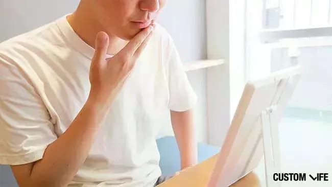 鏡を見ている男性の画像