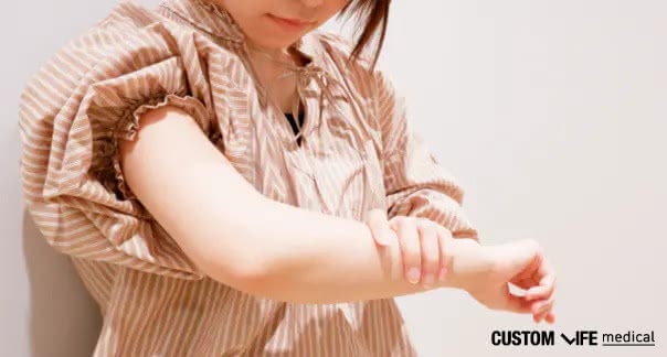 腕を見る女性
