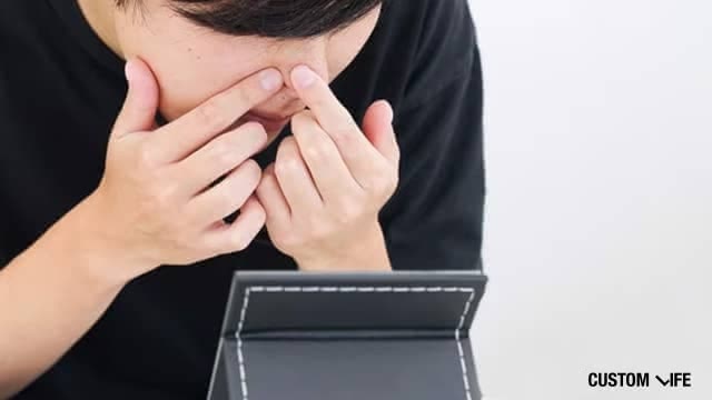 毛穴の角栓を押し出す男性