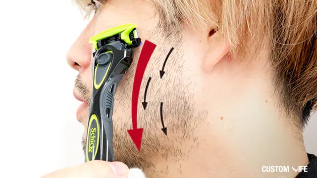 順剃りする男性