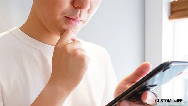 悩む男性