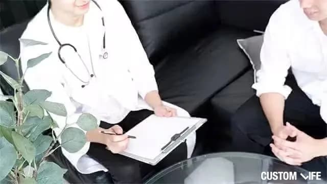 医師に相談する男性
