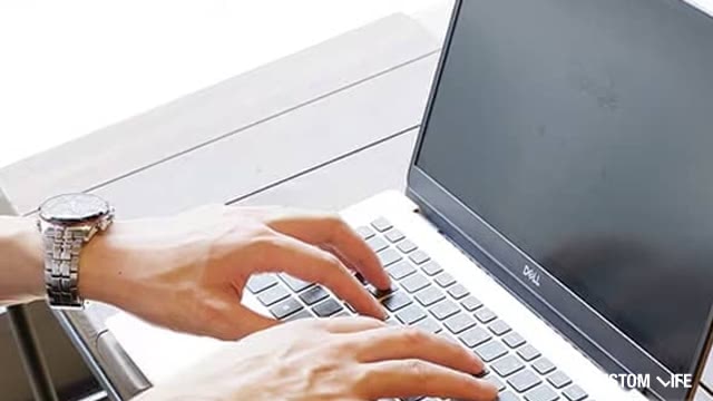リデンシルについて検索する男性