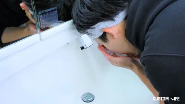 クレンジングを洗い流しているイメージ