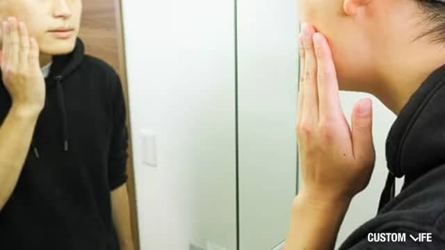 毛穴を気にする男性