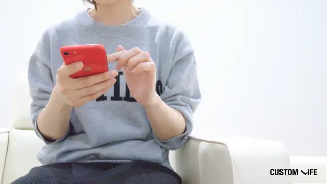 スマホを触る女性
