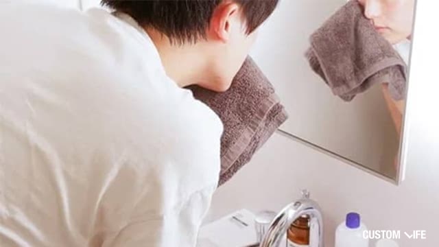 洗顔をする男性