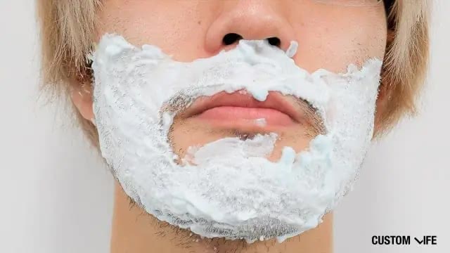 シェービング剤（フォーム）をつけた男性