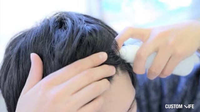 育毛剤を使う男性
