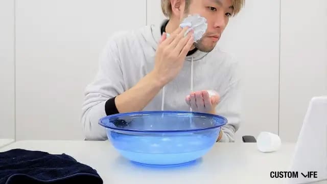 シェービング剤を付ける男性
