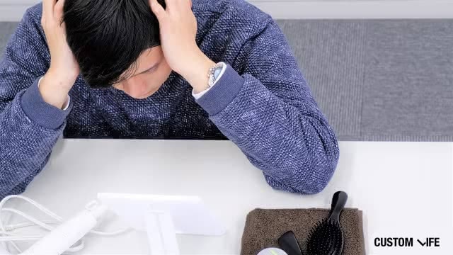 薄毛を気にする男性