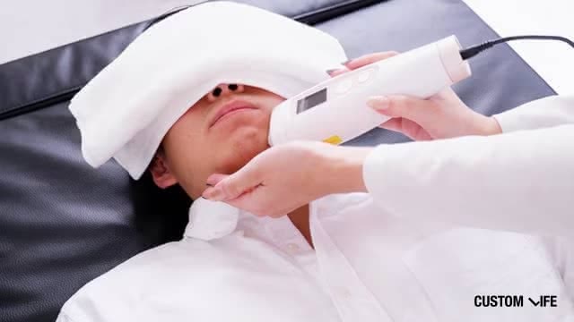 ヒゲ脱毛の施術を受ける男性のイメージ