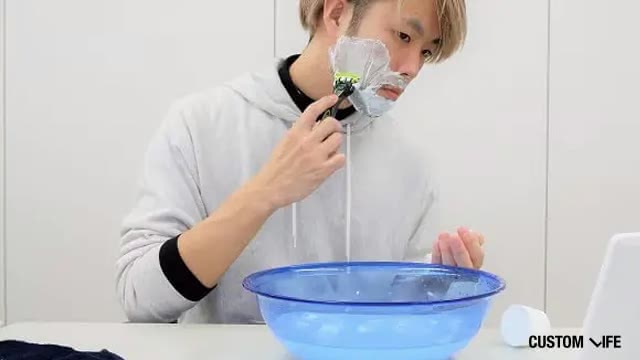 髭を剃る男性