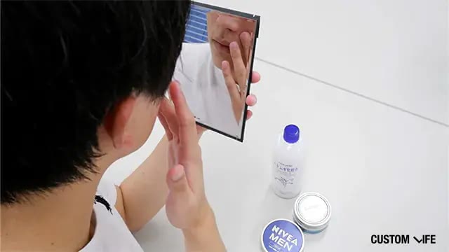 肌荒れを気にする男性