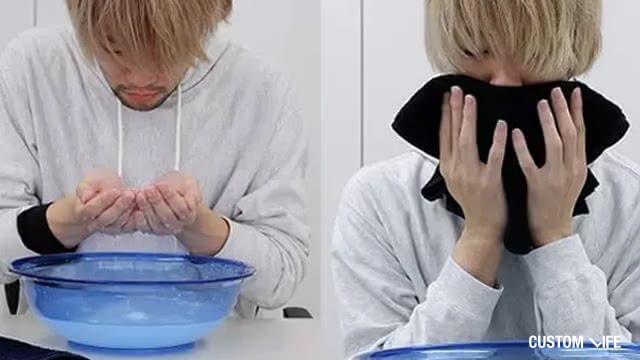 洗顔する男性
