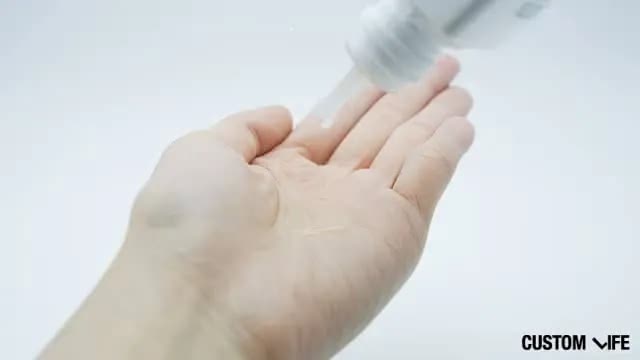 育毛剤のテクスチャを確認する編集部