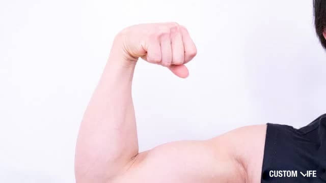 筋トレをする男性の腕