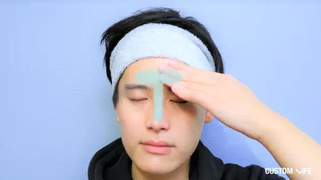 Tゾーンにクレンジングを馴染ませているイメージ