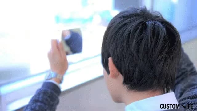 髪の毛を気にする男性のイメージ