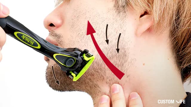 逆剃りをする男性