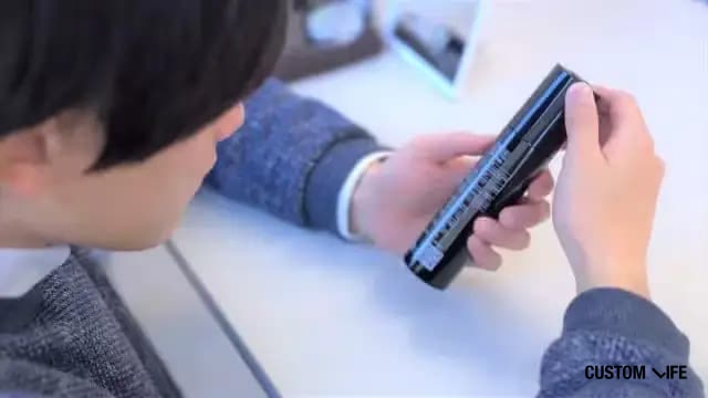 育毛剤を検証する編集部員