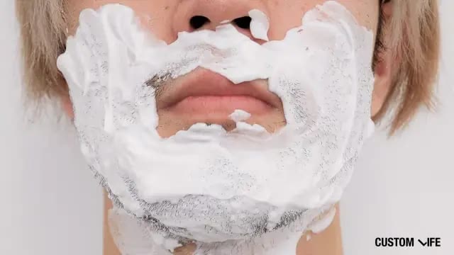 シェービング剤（ジェルフォーム）をつけた男性