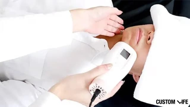 ヒゲ脱毛の施術を受ける男性